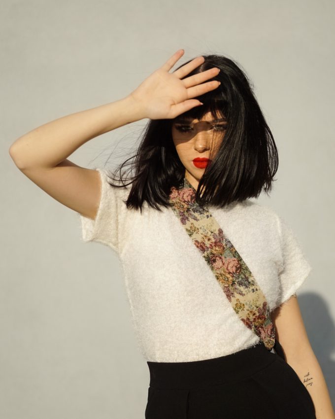 La rosa vintage styl ramienko vymenitelne na kabelku ruth zimova barthora modelka červený rúž bob hairstyle